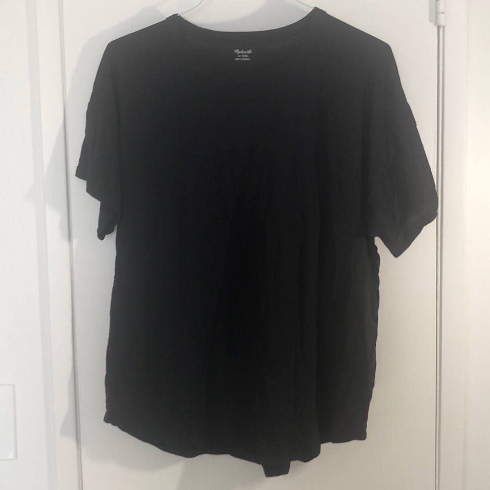 Black short sleeve tee